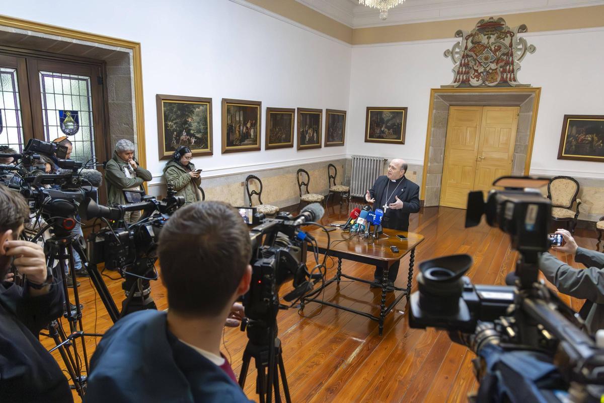 Comparecencia en el Palacio Arzobispal de monseñor Francisco José Prieto