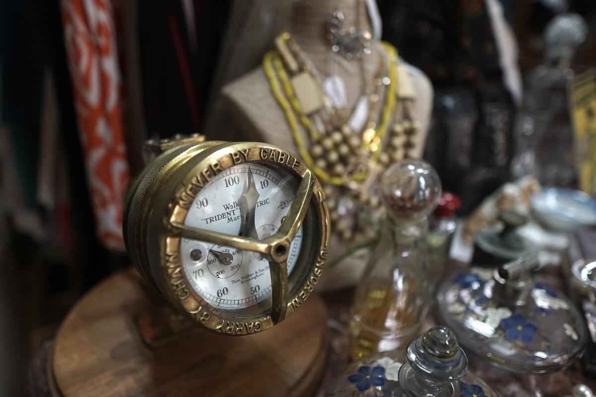 Algunos de los objetos a la venta en este anticuario de Betanzos.