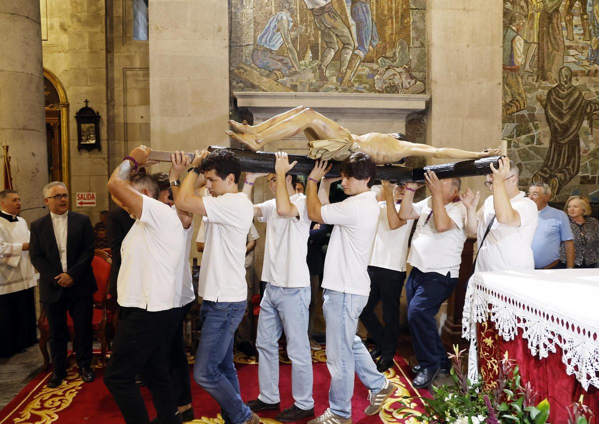 Emotivo descendimiento del Cristo de la Victoria