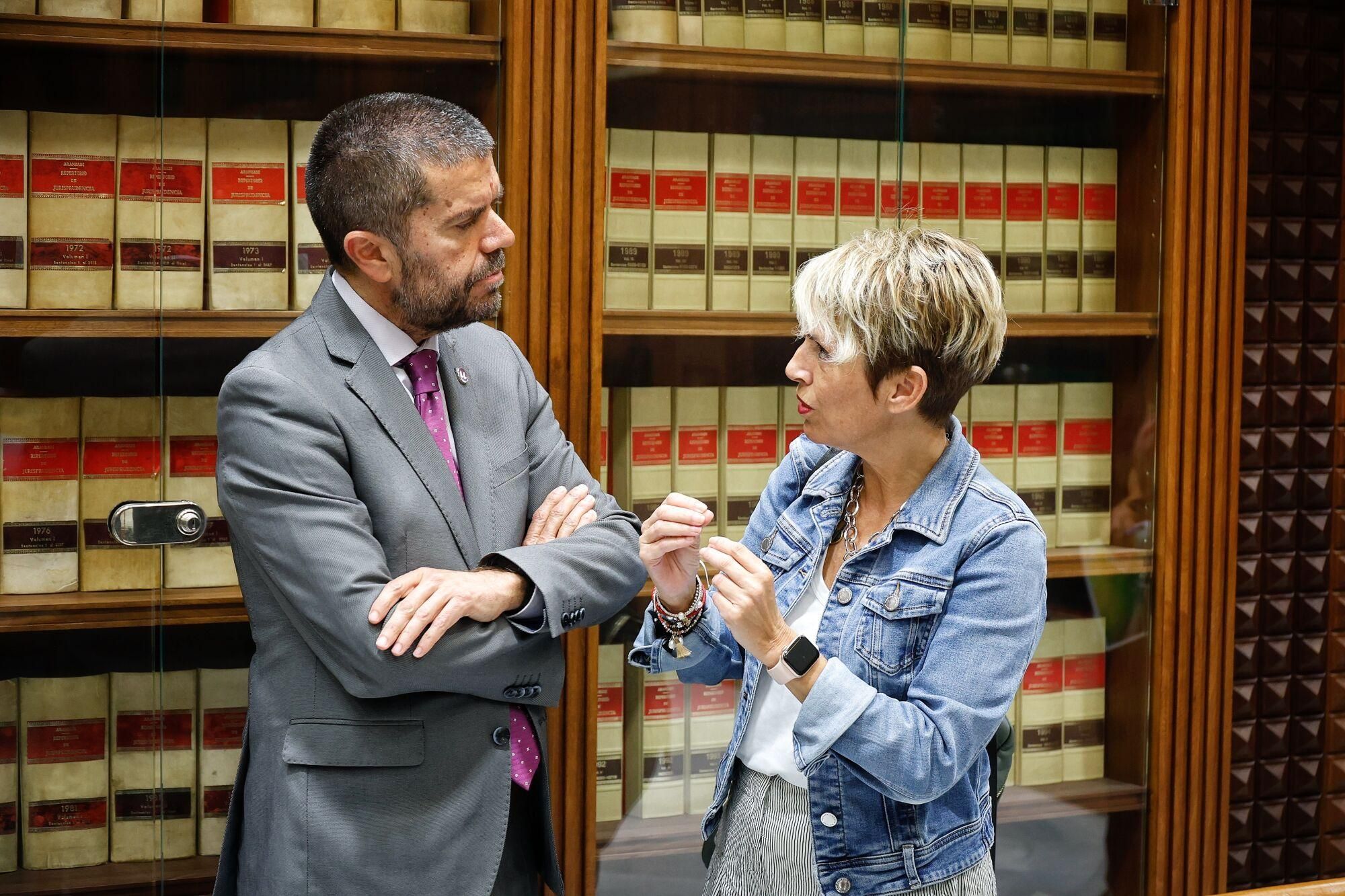 Los rectores canarios comparecen en el Parlamento regional para valorar la ley de ciencia.