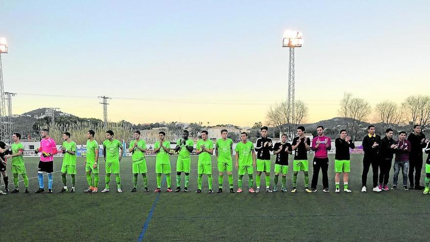 Los jugadores del Calpe CF al saltar al campo para jugar contra el Pinoso.