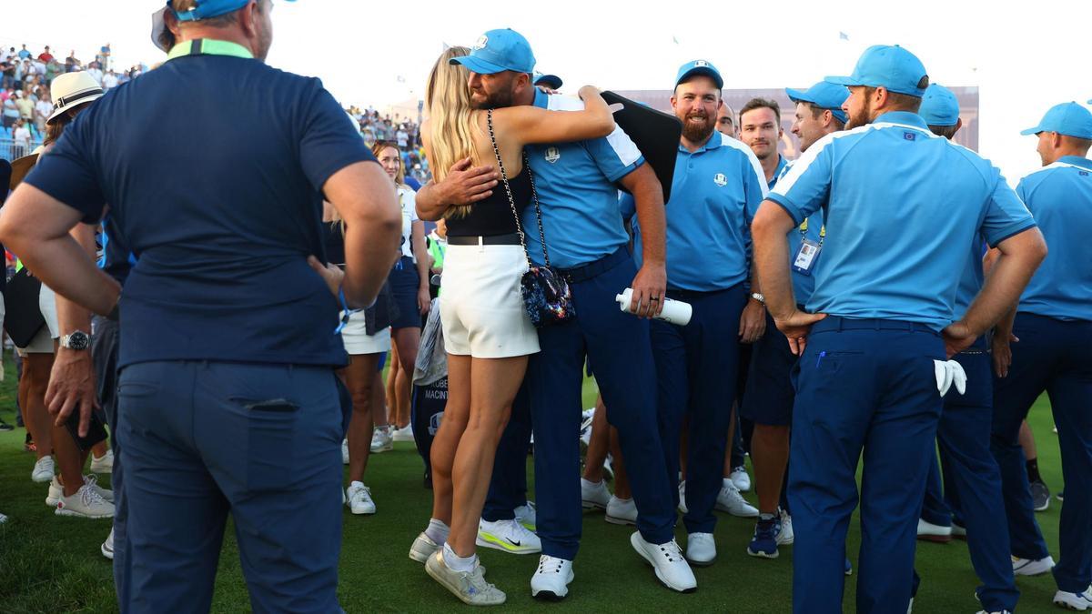 Rahm recibe la felicitación de su esposa tras cerrar la primera jornada de la Ryder