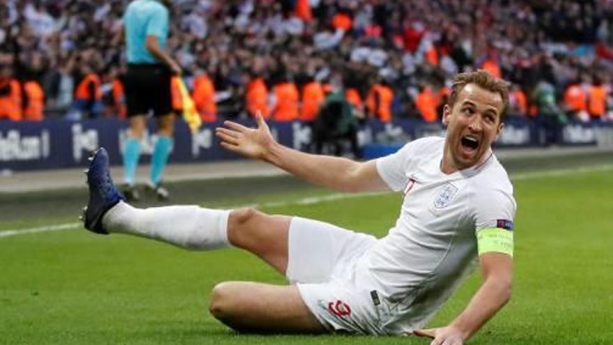 Harry Kane celebra el gol de la victoria de Inglaterra que le da el billete a la Final Four.