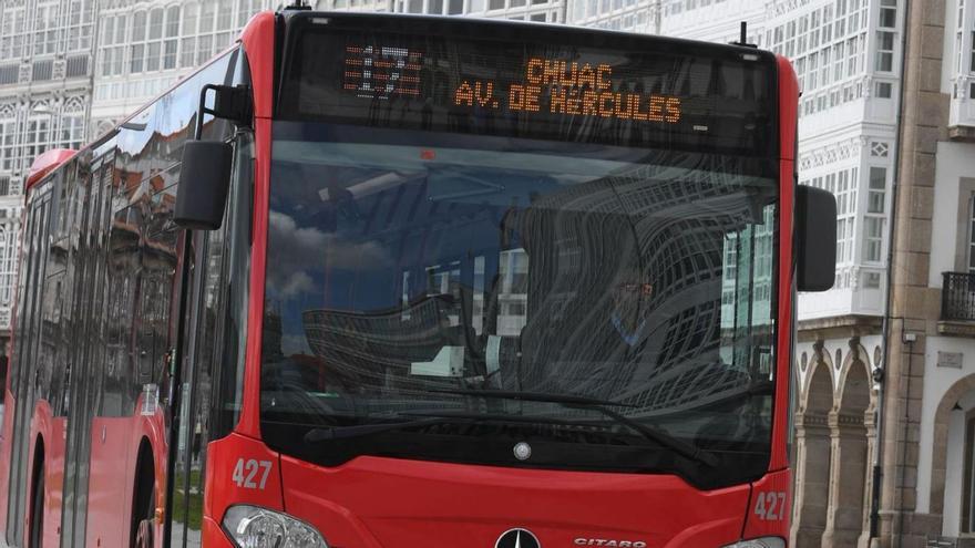 Un autobús de la Compañía de Tranvías, circulando por la Marina.