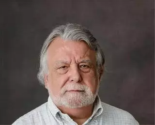 Alfredo Conde Cid, ganador de la primera edición del Premio Ángeles Terrazo de Novela con «A chuvia eterna»