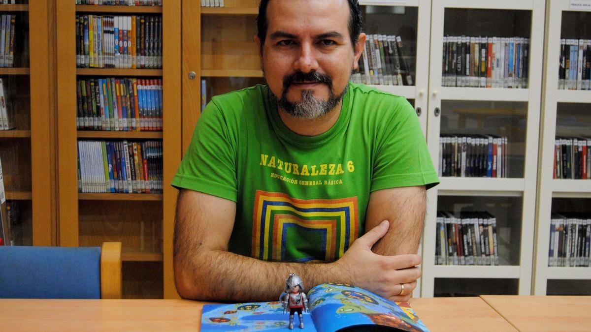 El profesor Carlos Lobato posa con uno de los Playmobil que usa para sus clases. / M.M.