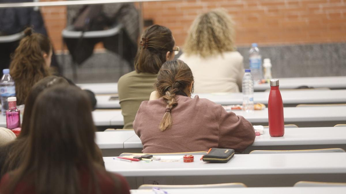 Miles de personas se presentan a las oposiciones de Sanidad en València