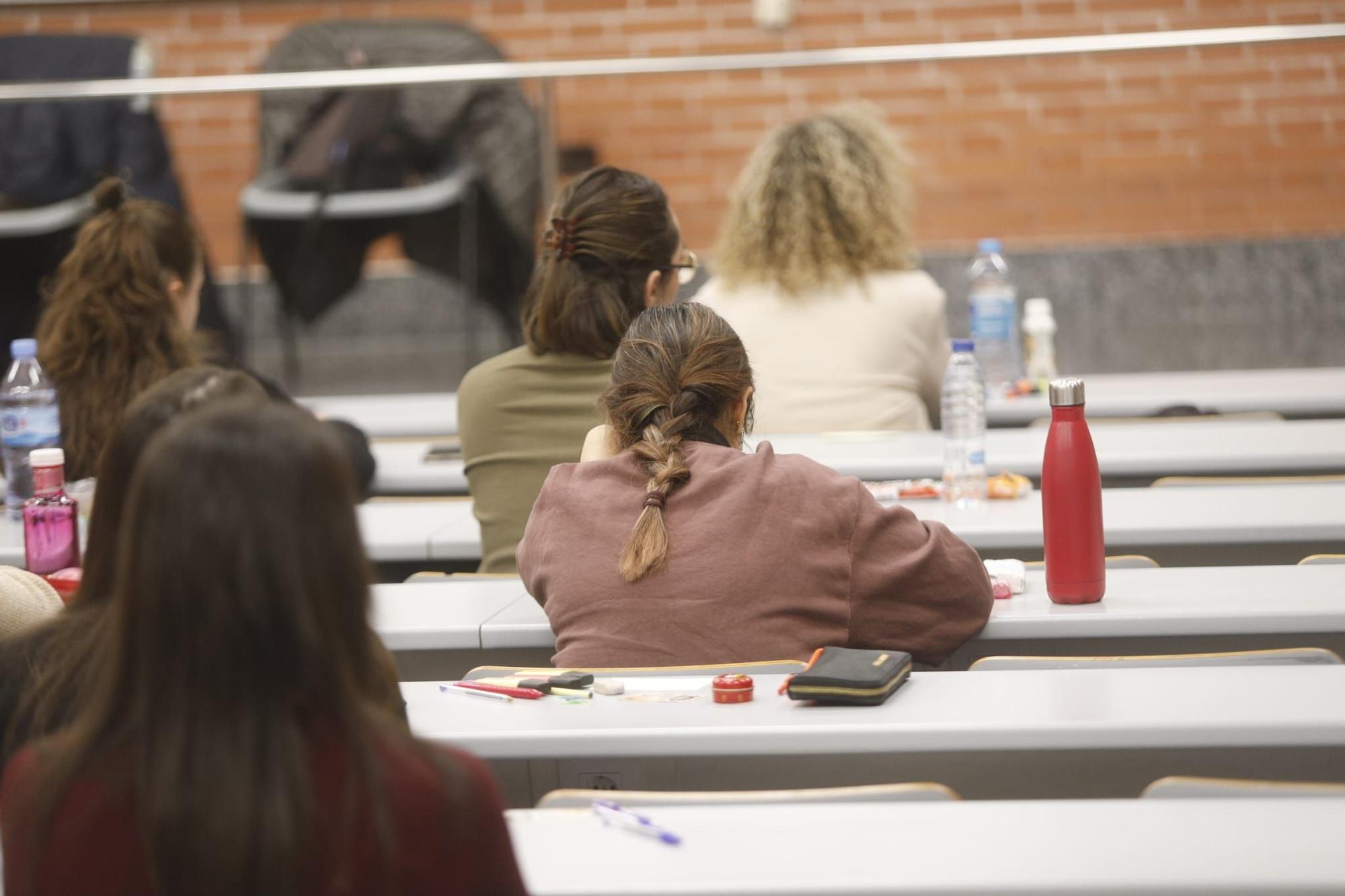 Miles de personas se presentan a las oposiciones de Sanidad en València