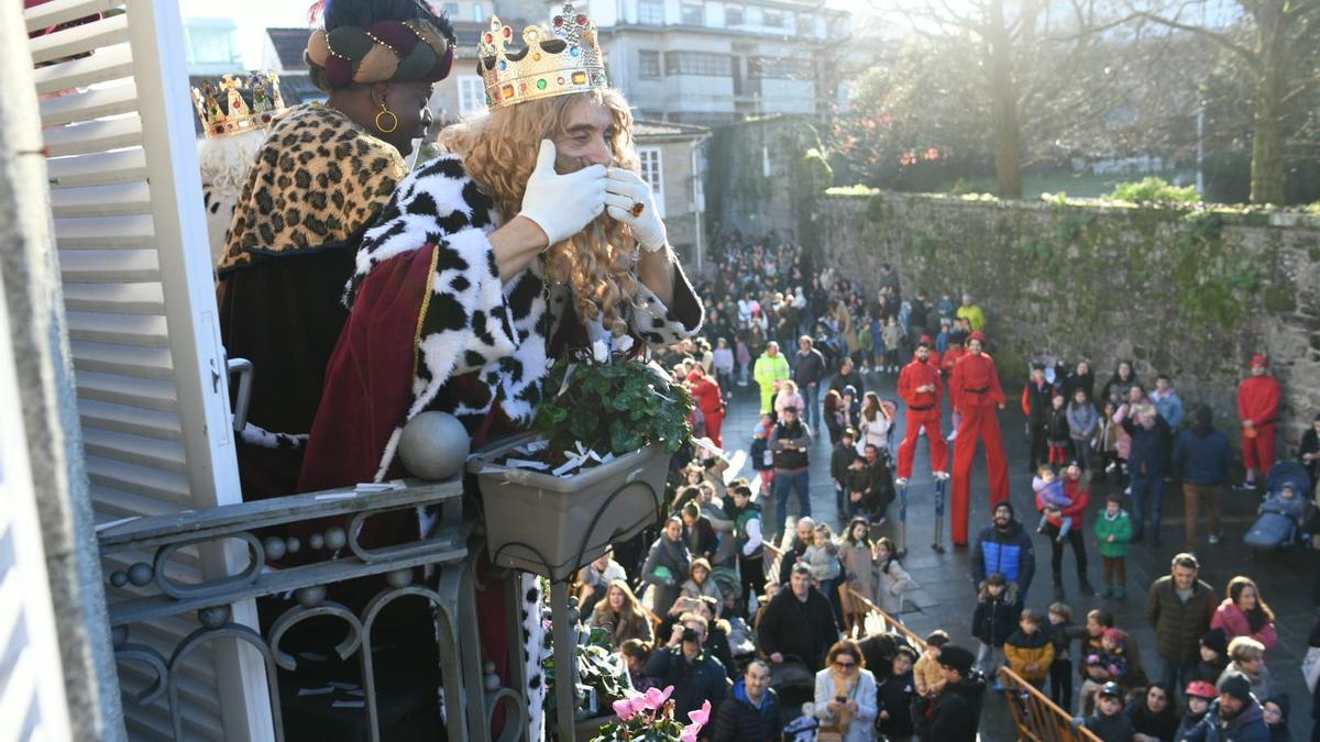 Los Reyes Magos saludan a los niños esta mañana desde el balcón del pazo de Mugartegui en donde a esta hora reciben a los niños pontevedreses.