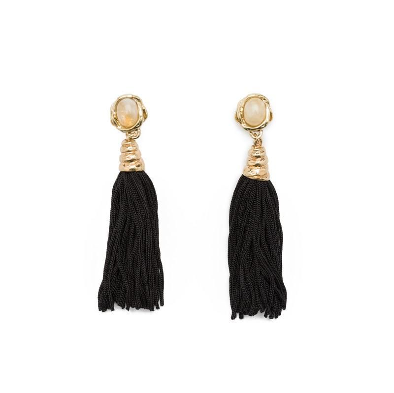 Pendientes tejido pompón de Bimba & Lola (28€)