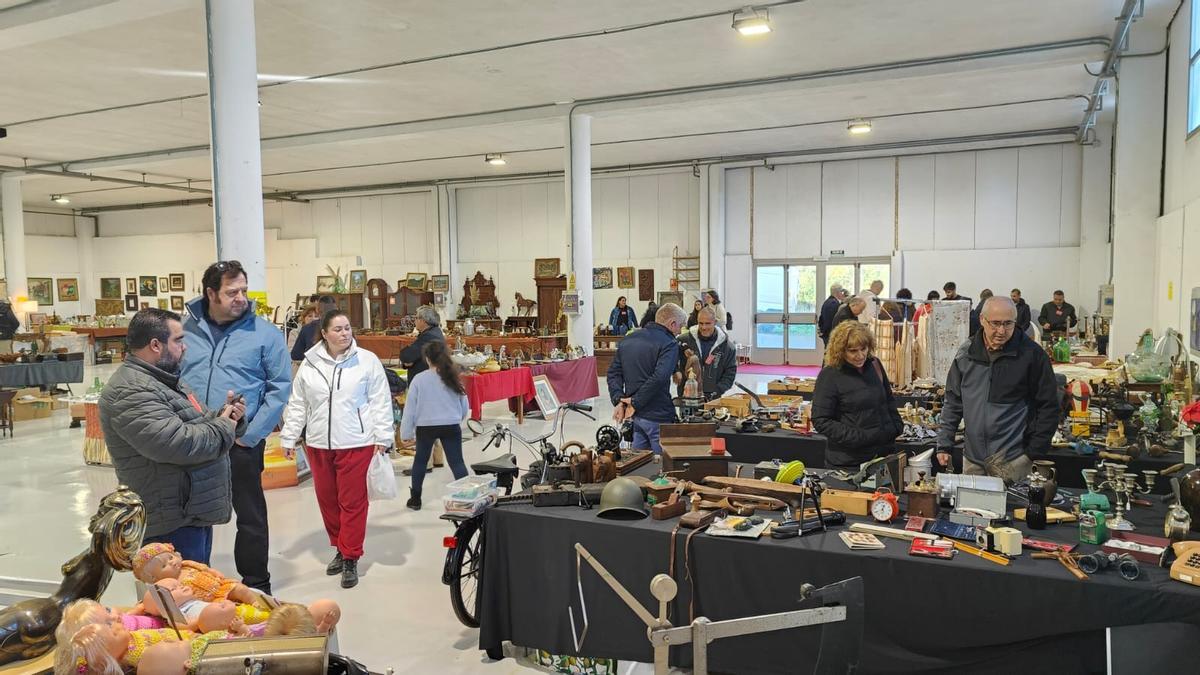 Público este sábado entre los puestos de la feria de antigüedades en A Estrada
