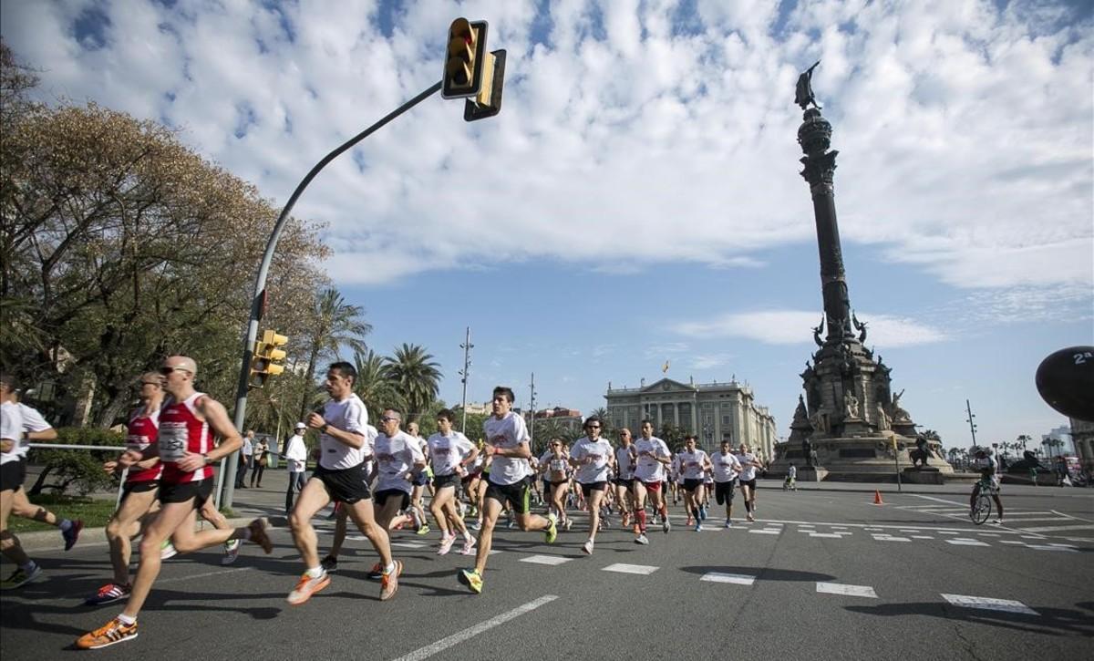 segea25661502 barcelona    2014 04 13   bcn  cursa de bombers  a su paso p160729194112