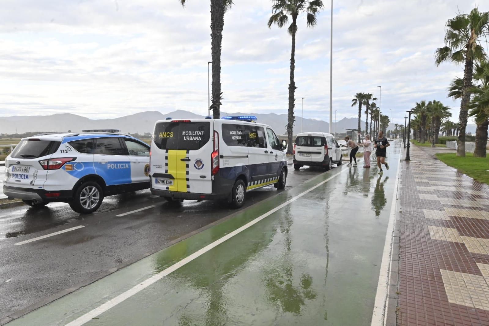 Imagen del despliegue policial en las playas de Castelló.