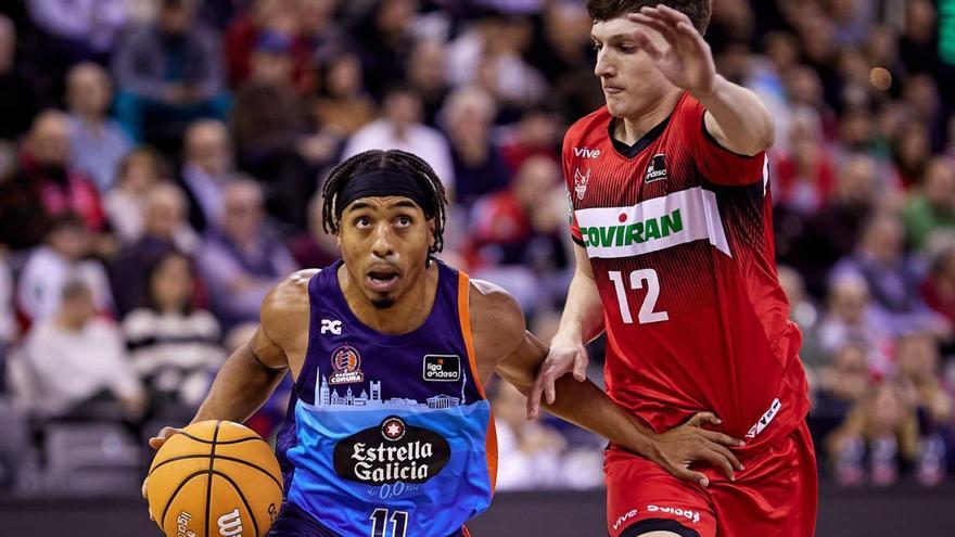 Taylor avanza ante la presión de Ubal en el duelo de la primera vuelta en Granada.