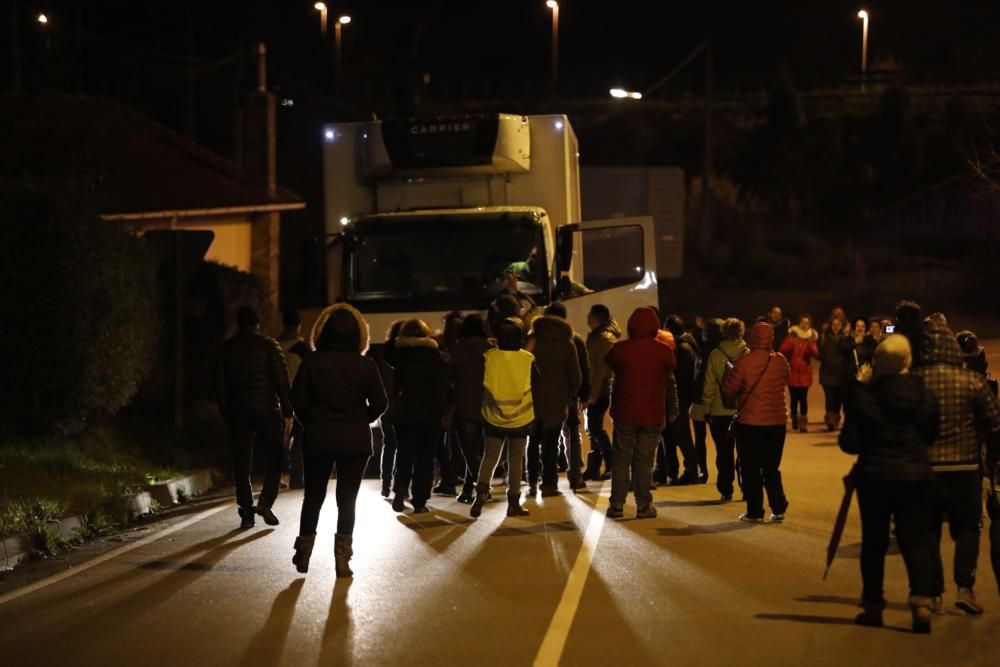 Decenas de huelguistas protagonizan cortes de carretera en el centro logístico de Alimerka