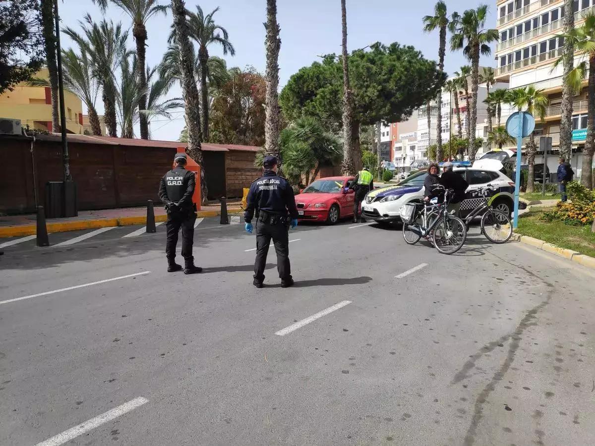 Policía Local durante un control en el centro de Torrevieja durante la pandemia