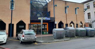 El Arco formaliza la venta de 29 de sus tiendas: el Grupo Cuevas asumirá a unos 500 empleados