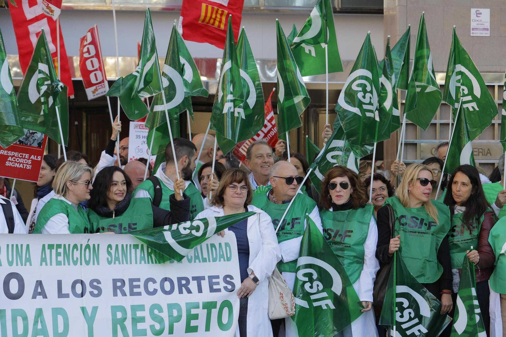 Protesta de los sanitarios valencianos frente a la conselleria