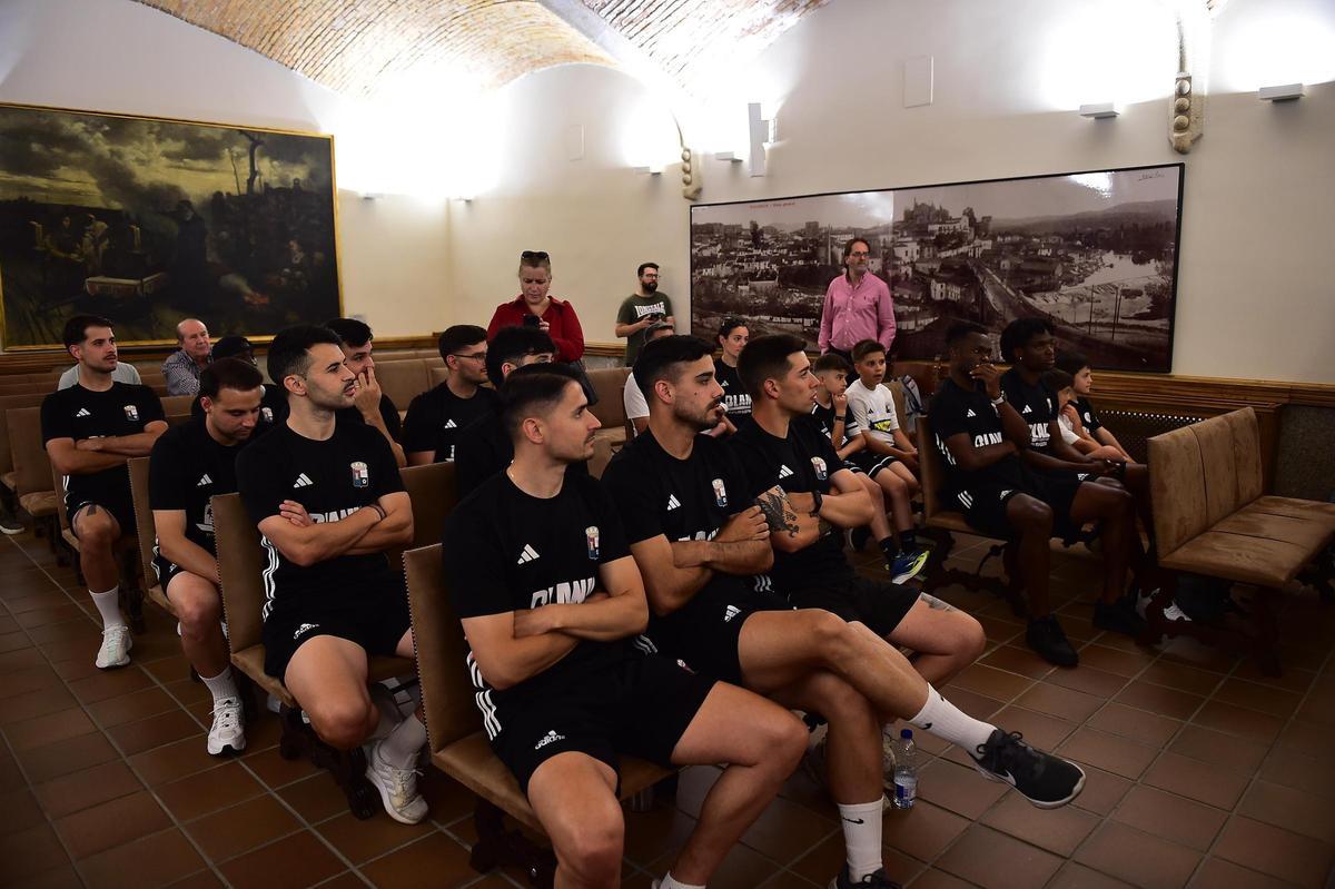 Fotogalería | Así ha sido el recibimiento en el Ayuntamiento de Plasencia de la UPP para celebrar su ascenso