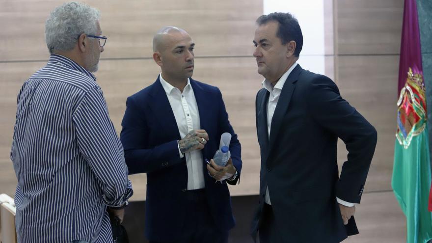 José María Muñoz, Manolo Gaspar y José Antonio Ruiz Guerra, en la sala de prensa de La Rosaleda. | ÁLEX ZEA