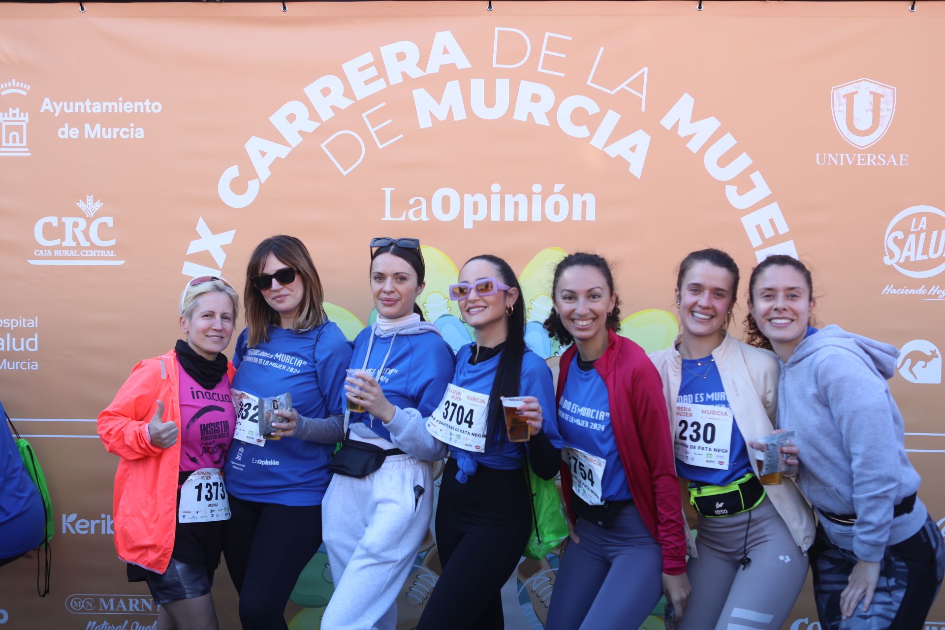 Las participantes posan en el photocall tras finalizar la Carrera de la mujer de Murcia