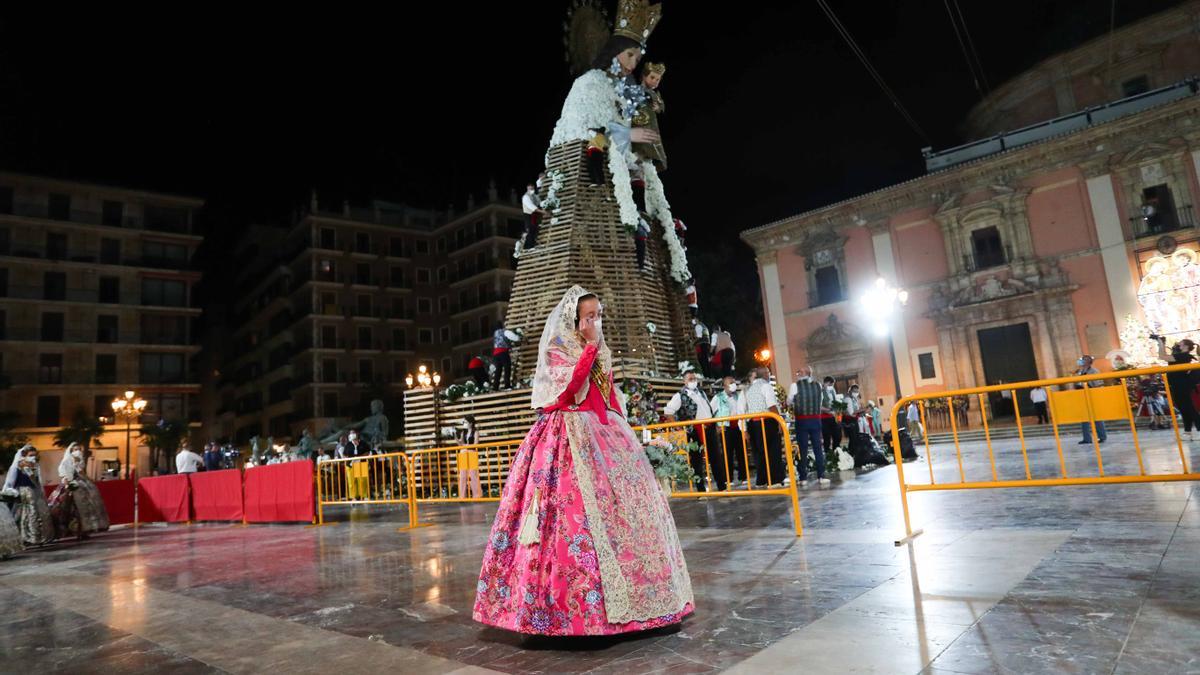 Búscate en el primer día de la ofrenda por la Calle Caballeros de las 21:00 a las 22:00