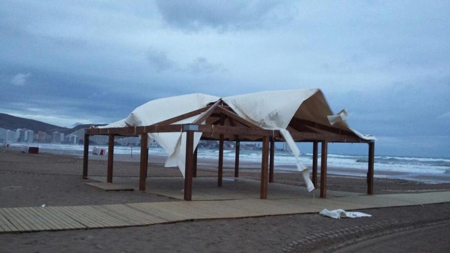 El toldo rasgado de la plataforma de accesibilidad en la bahía de San Antonio.