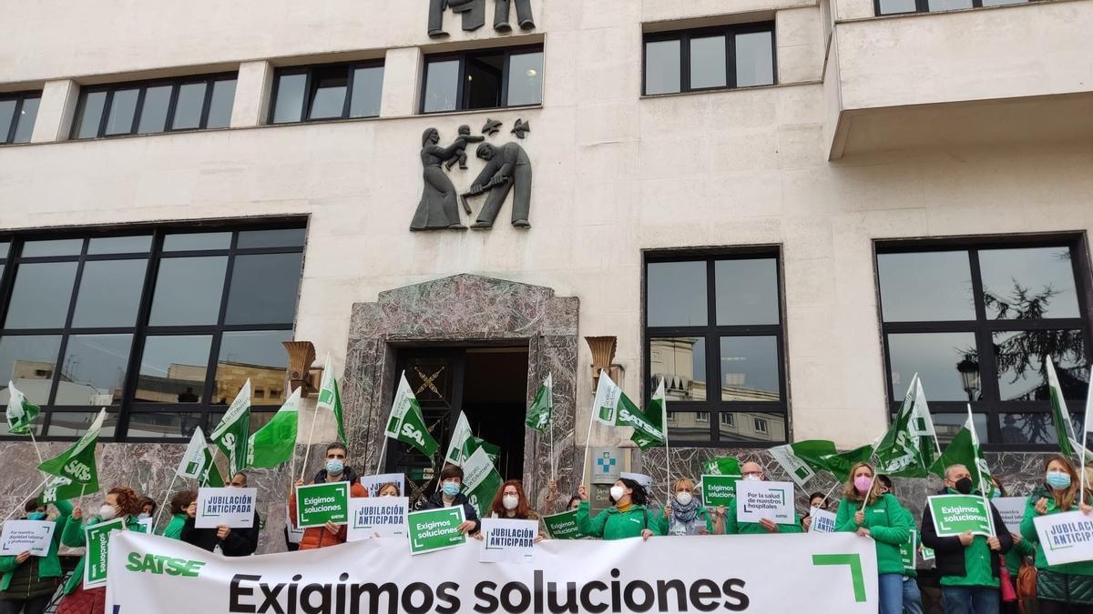 Un momento de la concentración frente al SESPA