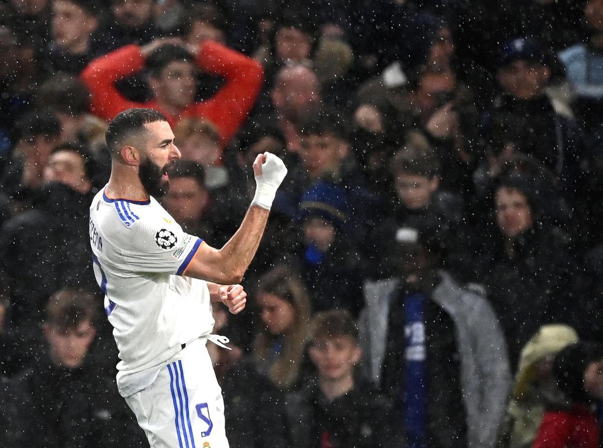 Karim Benzema celebra uno de sus goles en Stamford Bridge.