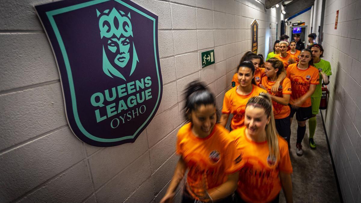 Jugadoras de la Queens League antes de un partido.