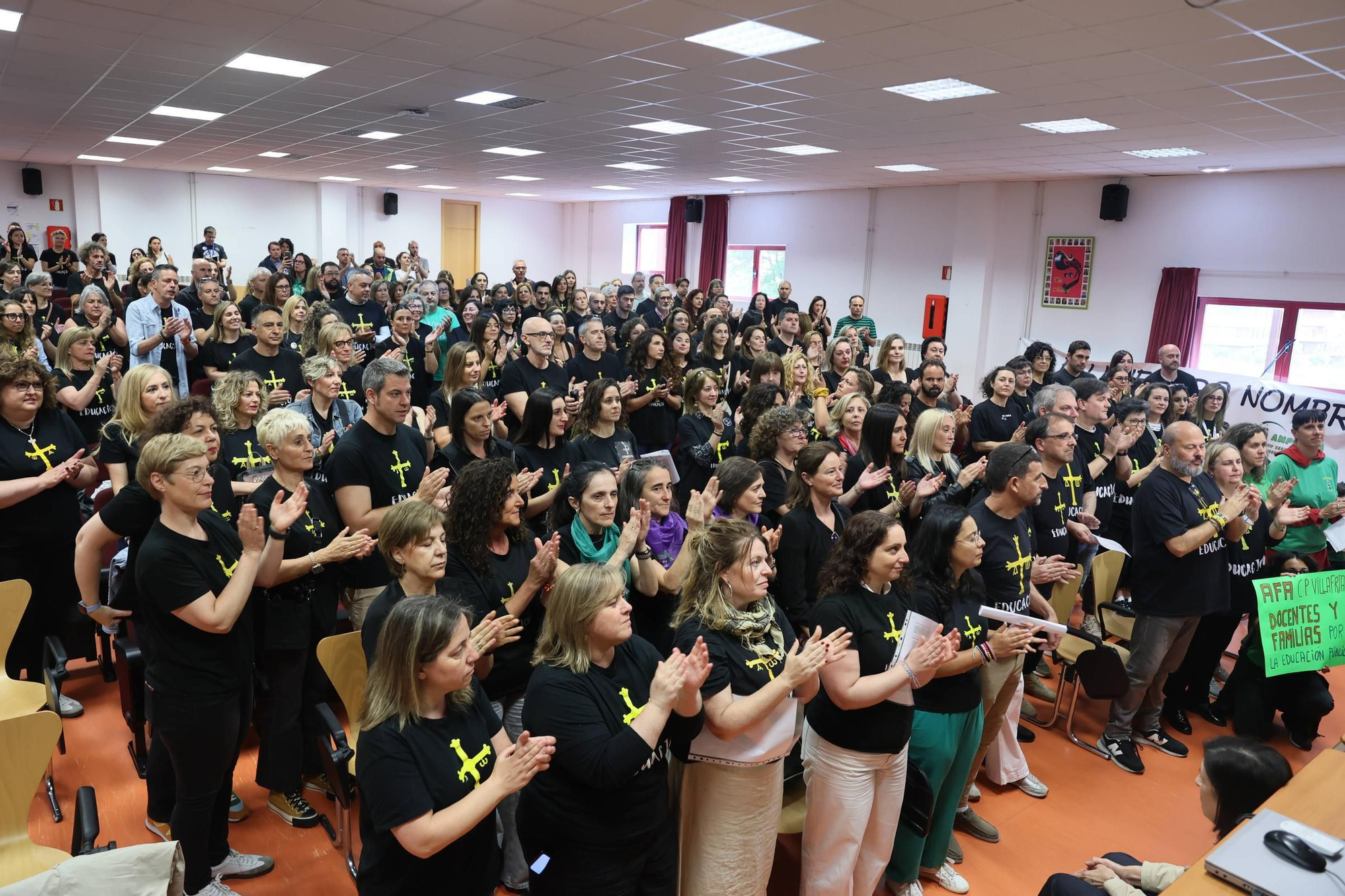EN IMÁGENES: Concentración de directores de colegio de toda Asturias en el IES La Ería de Oviedo