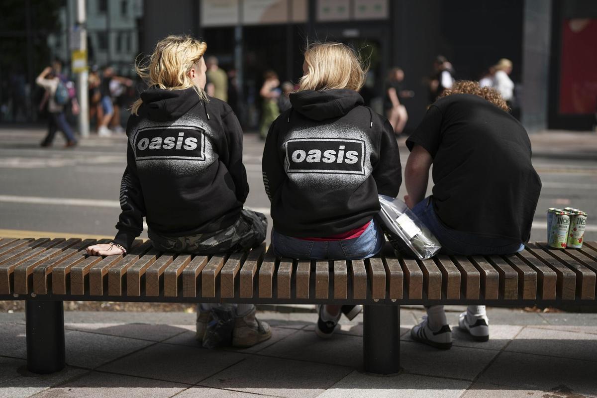 Fans reunidas antes del concierto de Oasis en Cardiff.