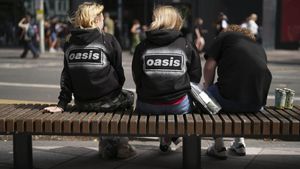 Fans reunidas antes del concierto de Oasis en Cardiff. 