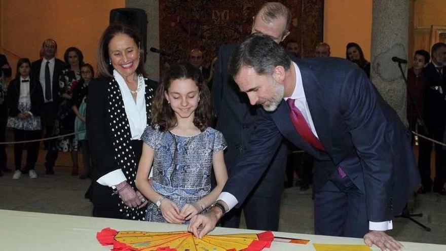 El rey Felipe VI recibe a Irene Valderruten, alumna del Liceo