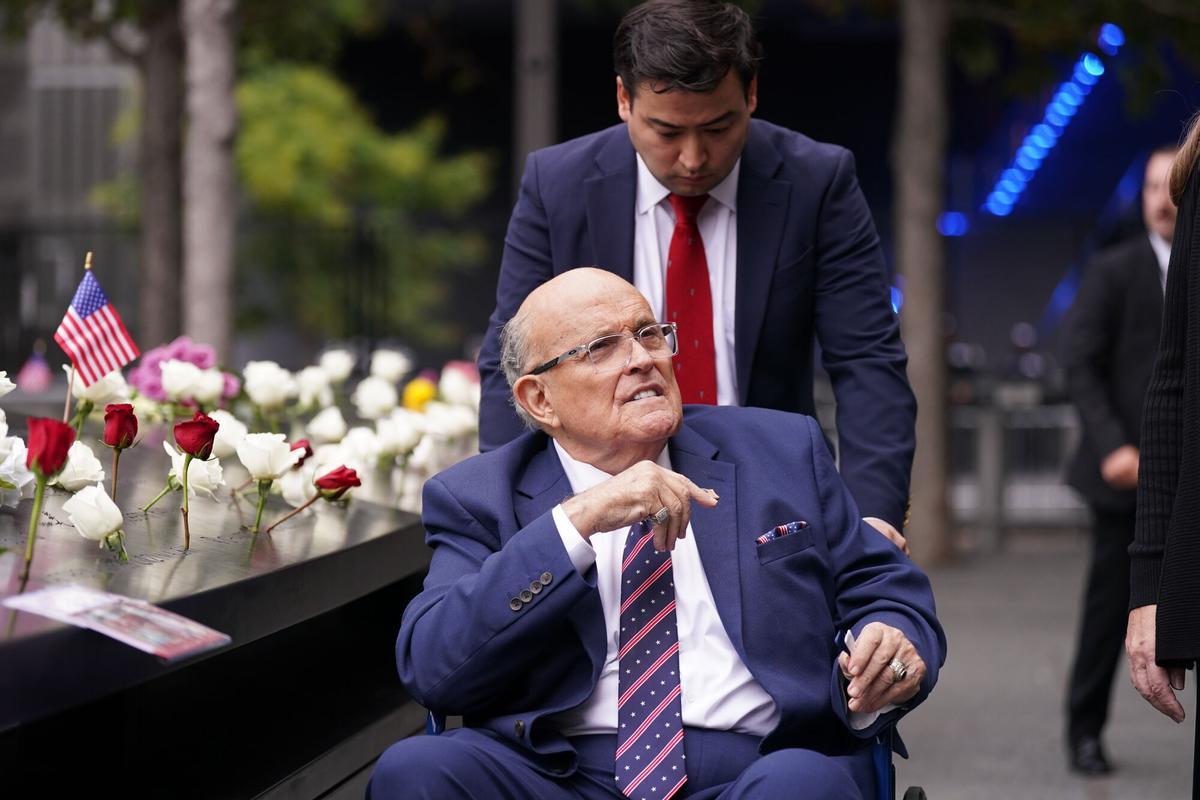 El exalcalde de Nueva York Rudy Giuliani llega al National 9/11 Memorial & Museum antes de la ceremonia conmemorativa del 25.º aniversario de los atentados terroristas del 11 de septiembre
