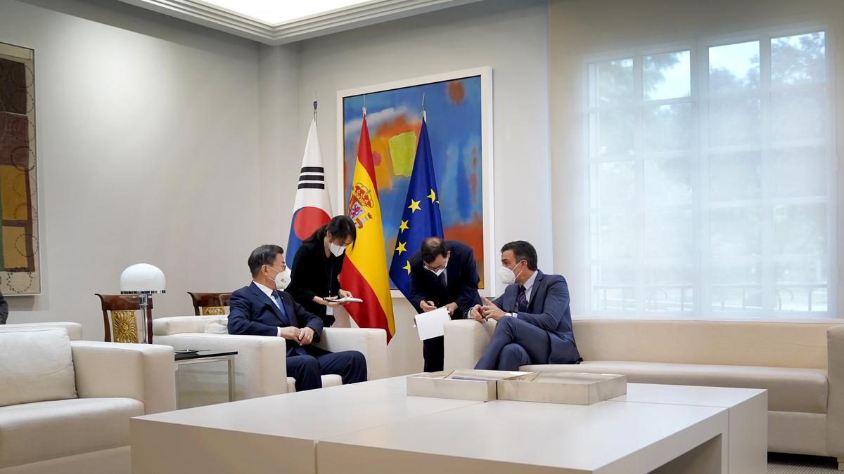 Pedro Sánchez recibe en Moncloa al presidente de la República de Corea, Moon Jae-in