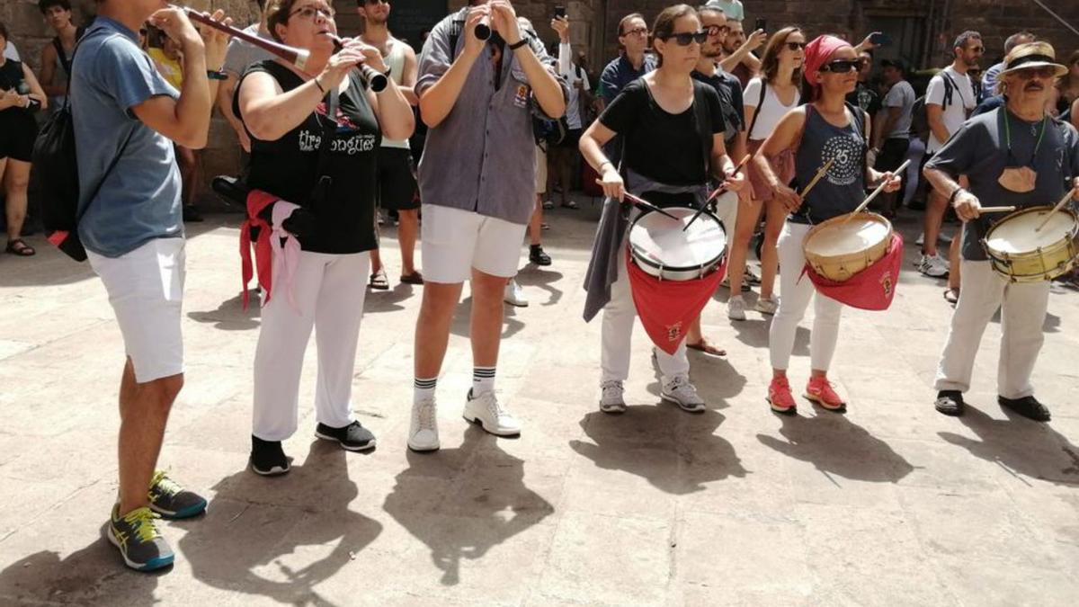 Grallers i tabalers dels Tirallongues en plena actuació  | TIRALLONGUES