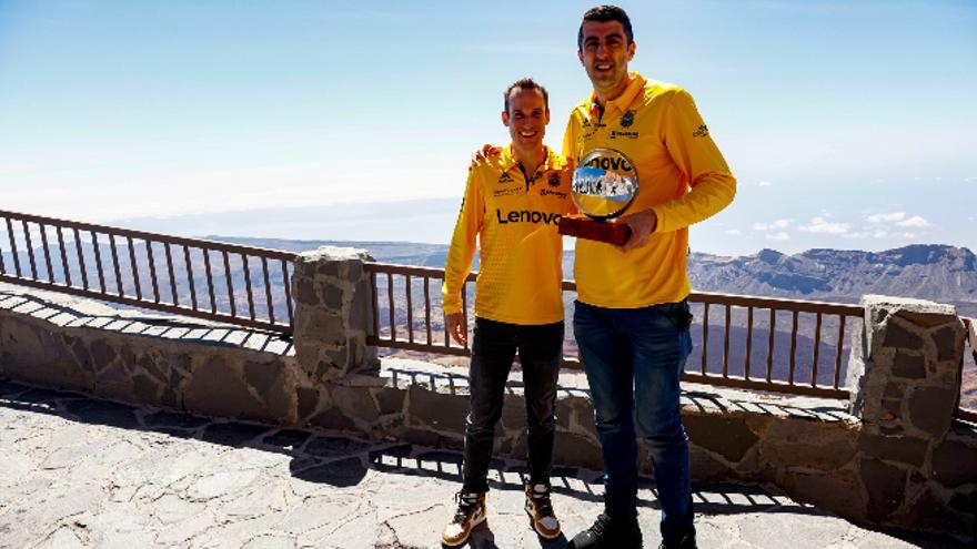 Shermadini (d), junto a su compañero Huertas tras recibir el premio de MVP 20/21