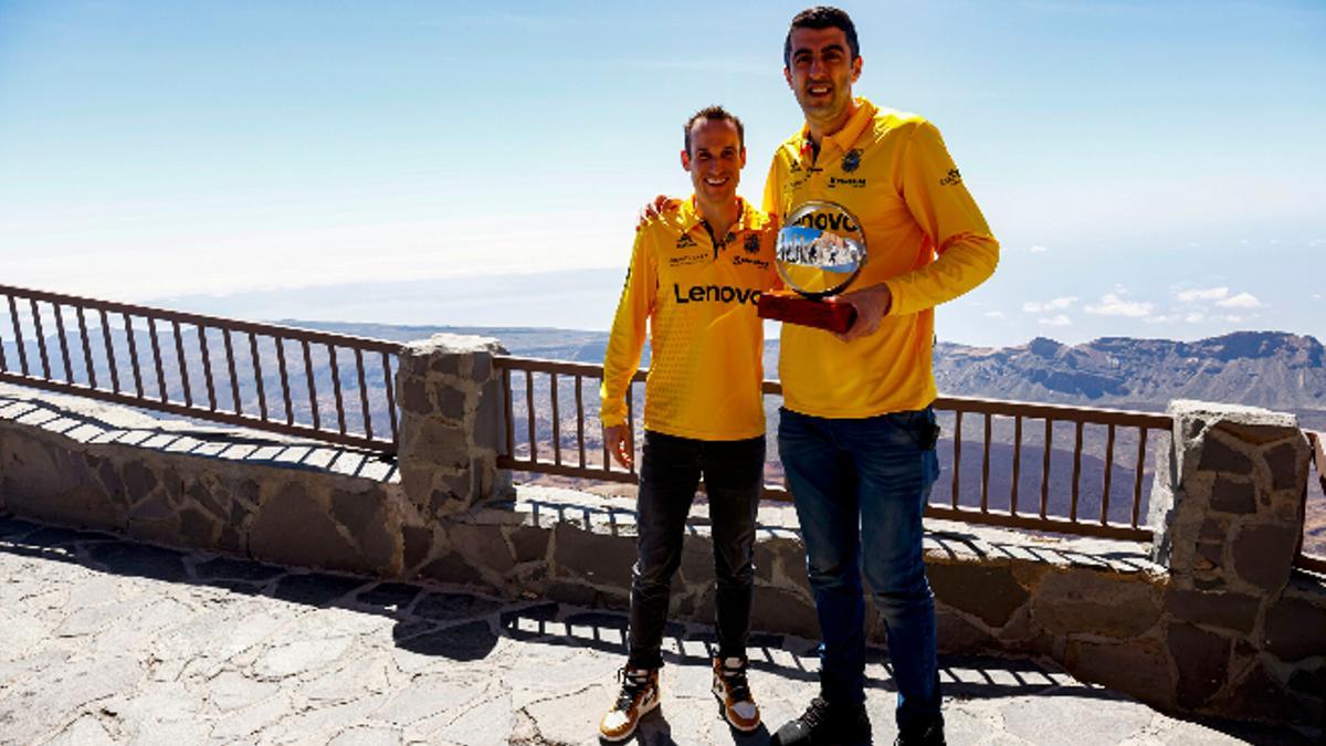 Shermadini (d), junto a su compañero Huertas tras recibir el premio de MVP 20/21