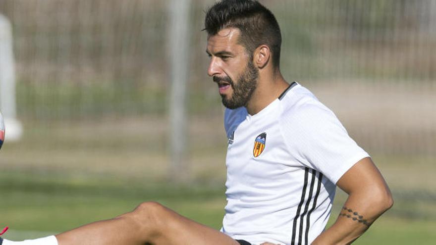 Negredo está concentrado con el equipo a la espera de resolver su futuro.