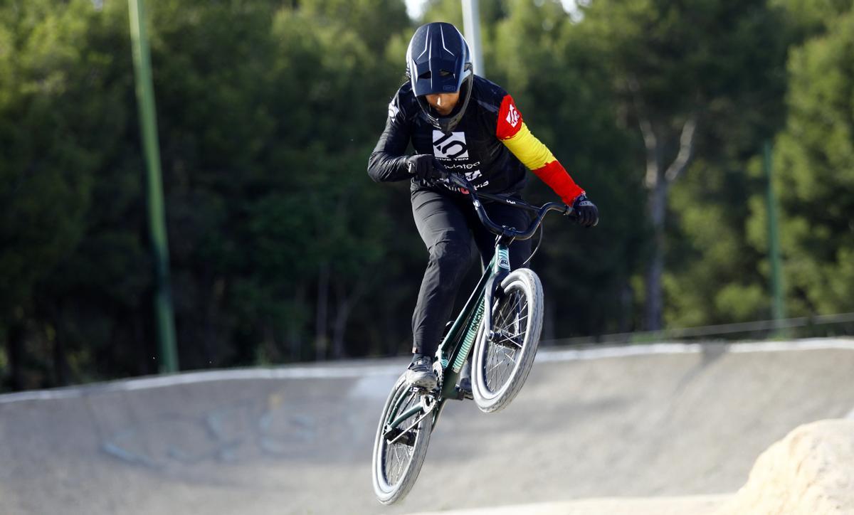 Lara Palacio salta con su BMX en la pista del circuito de los Pinares de Venecia de Zaragoza.