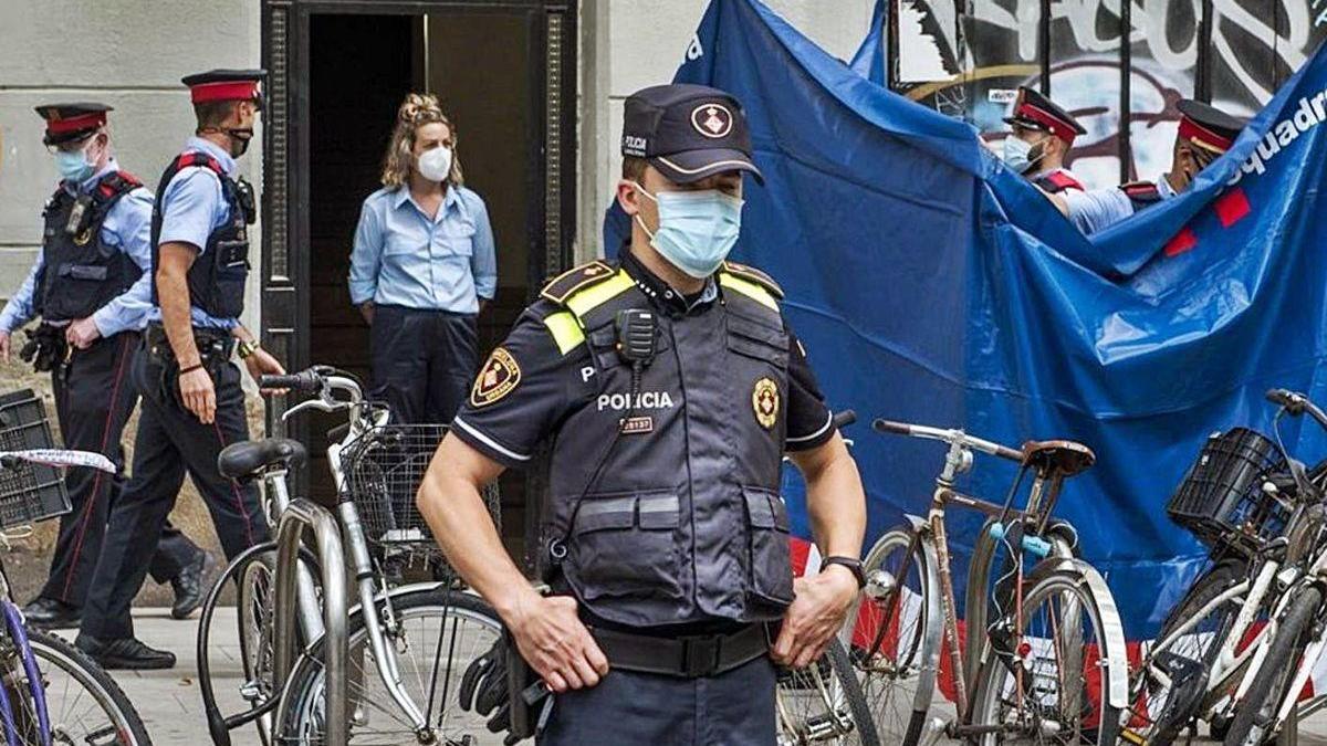 Agentes de los Mossos en la Rambla del Raval, donde tuvo lugar el asesinato.