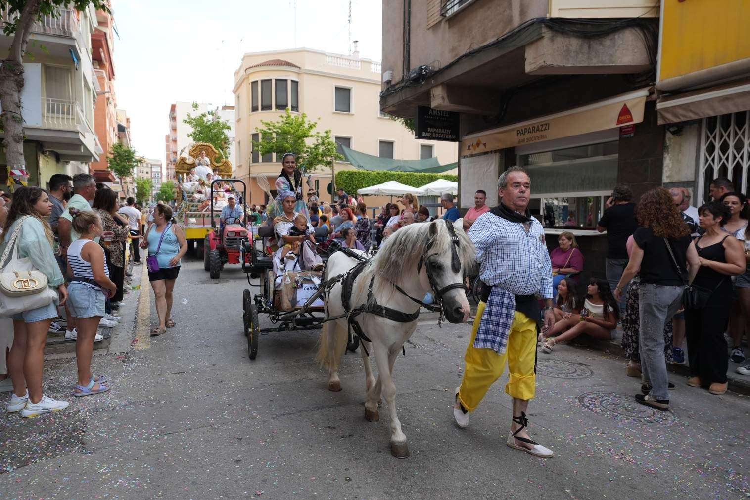 El Grau da inicio a las fiestas de Sant Pere con pólvora, bous y música