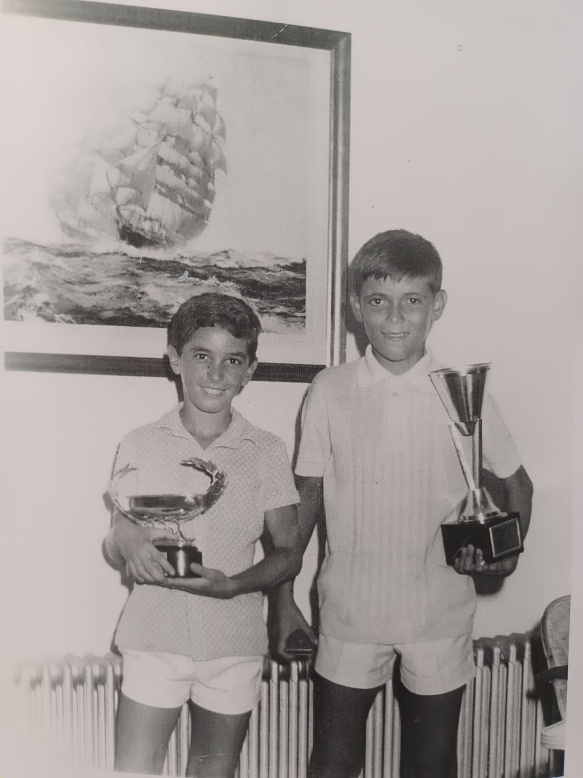 Dos niños posan con sus trofeos.