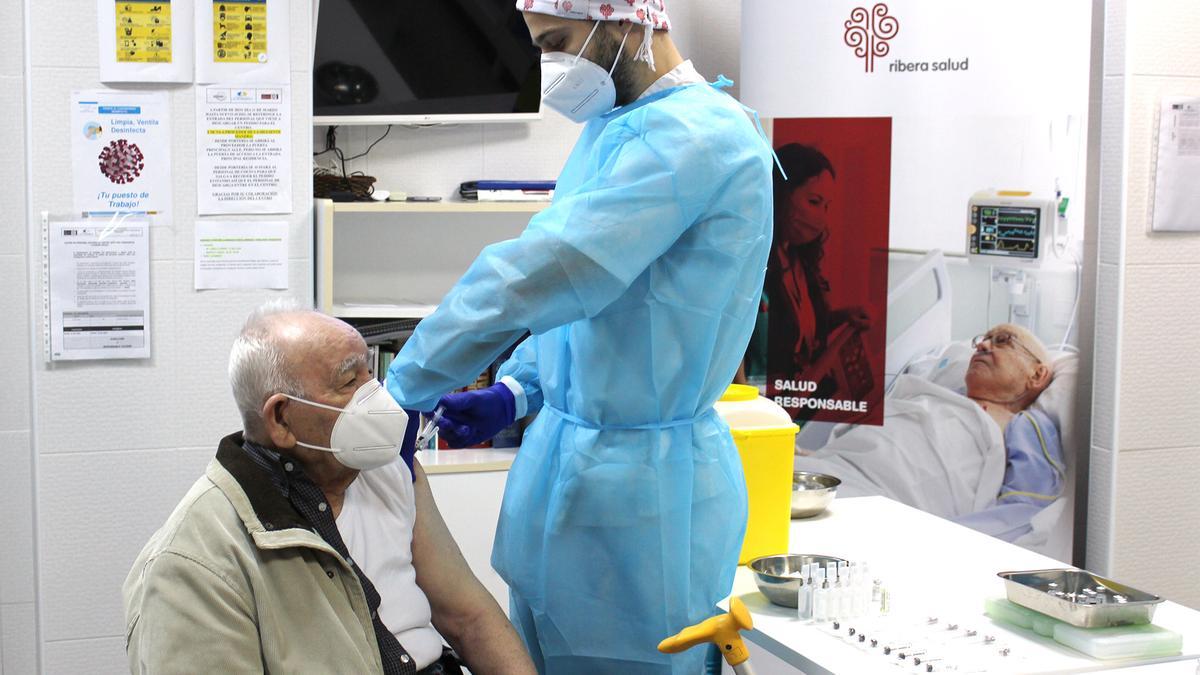 Un hombre de 90 años, primer vacunado en el Baix Vinalopó