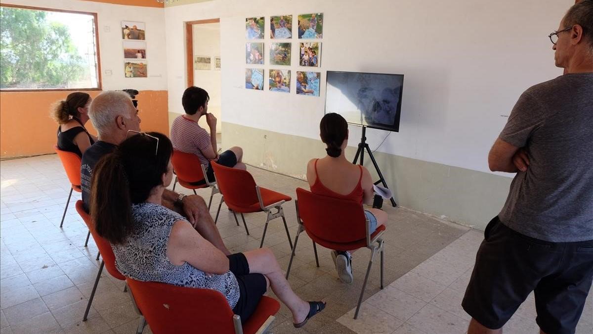 Vecinos de los kibutz Nir-Oz y Nirim visitan la exposición.