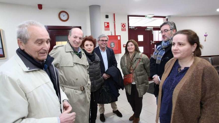 Los tres concejales del PP -Mariano Marín, Sofía Cosmen y Pablo González-, junto a otros cargos locales del partido, durante su visita al Albergue Covadonga.