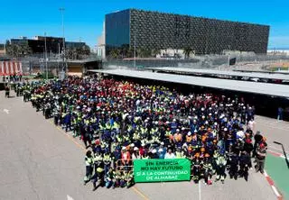 Los trabajadores de Almaraz se concentran en el interior de la central para exigir su continuidad