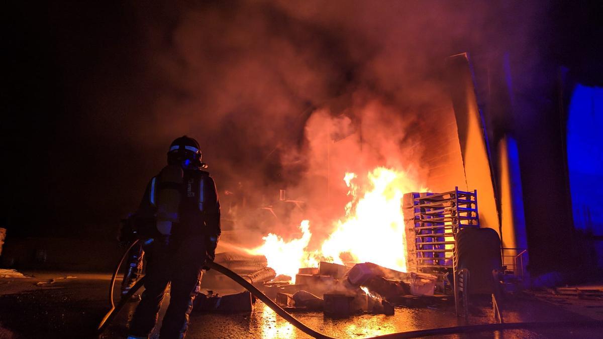 Los bomberos trabajaron hasta las 4 de la madrugada para extinguir las llamas