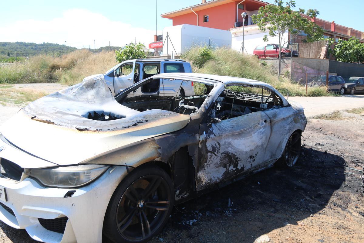 Imagen del coche calcinado propiedad del sospechoso del tiroteo mortal en Girona